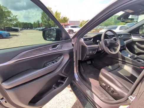 Used 2024 Jeep Grand Cherokee L Altitude AWD/4WD image 24