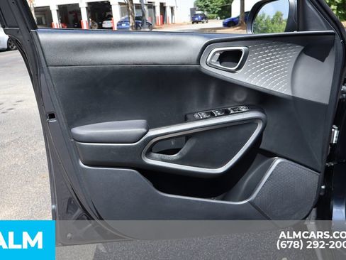 Used 2025 Kia Soul LX w/ LX Technology Package FWD image 11