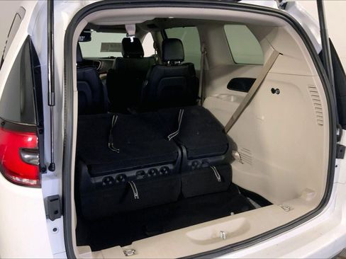 Used 2024 Chrysler Pacifica Touring-L FWD image 4