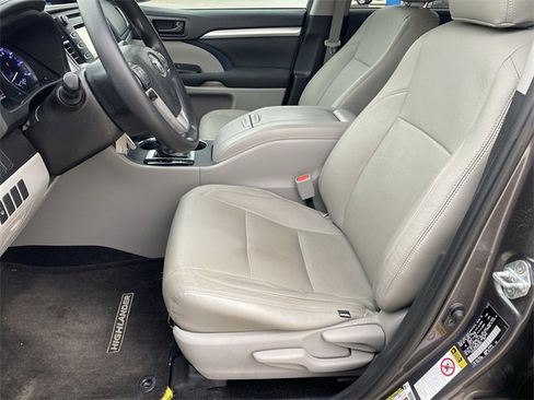 Used 2019 Toyota Highlander LE image 11