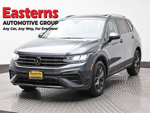 Used 2022 Volkswagen Tiguan SE w/ Panoramic Sunroof Package image 1