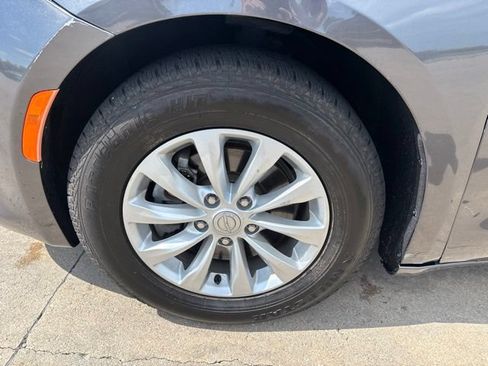 Used 2018 Chrysler Pacifica Touring-L FWD image 12