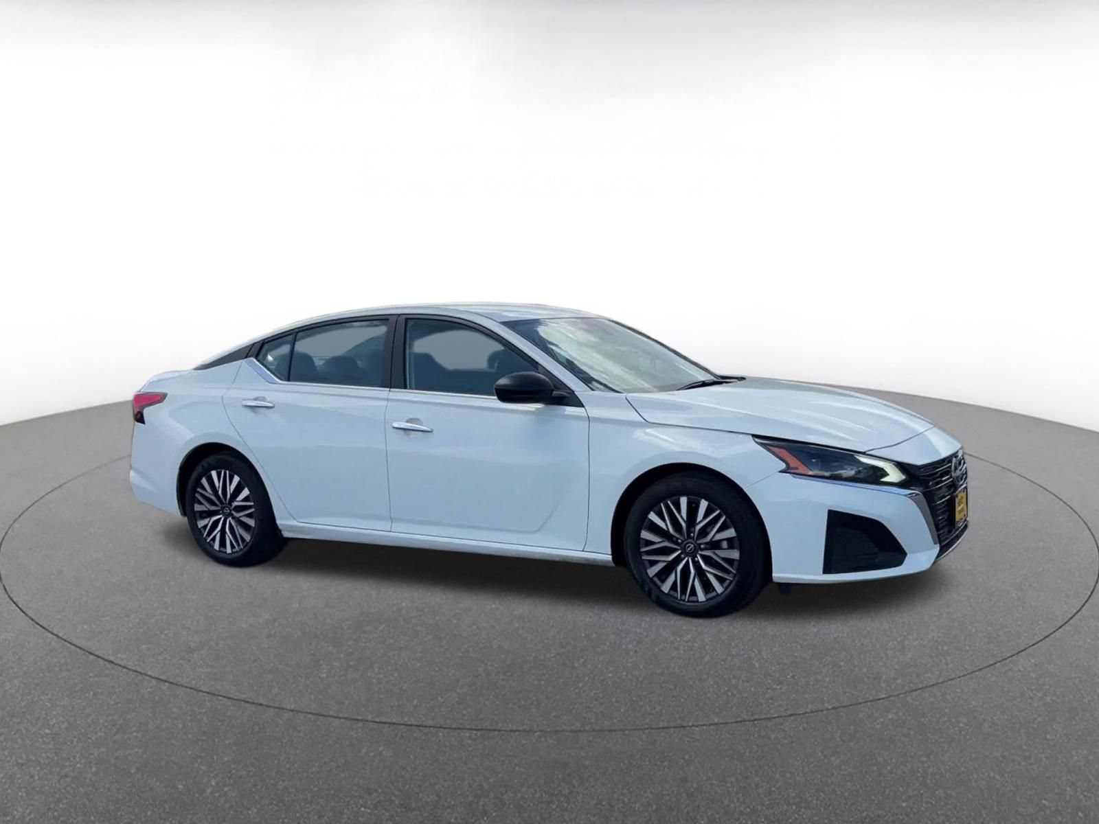 Used 2025 Nissan Altima 2.5 SV FWD image 2