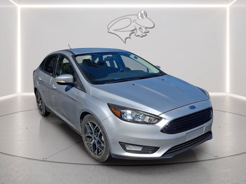 Used 2018 Ford Focus SE w/ SE Appearance Package FWD image 5