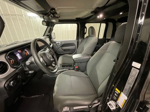Used 2025 Jeep Gladiator Sport AWD/4WD image 9