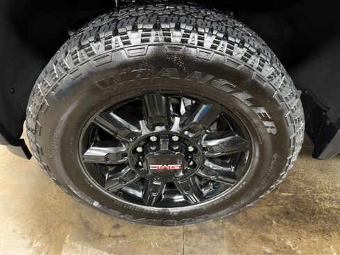 Used 2024 GMC Sierra 2500 AT4 w/ AT4 Premium Plus Package AWD/4WD image 10