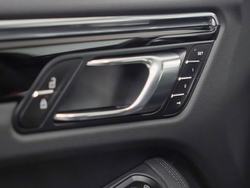 Certified 2025 Porsche Macan image 22