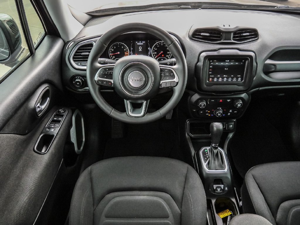 Used 2018 Jeep Renegade Latitude FWD image 22