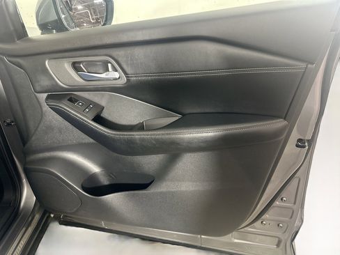 Used 2025 Nissan Rogue SL AWD/4WD image 31