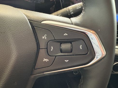 Used 2025 Chevrolet Trax LT w/ Sunroof Package image 13