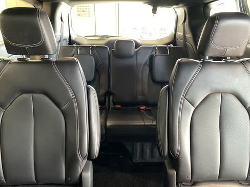 Used 2025 Chrysler Pacifica Select FWD image 12