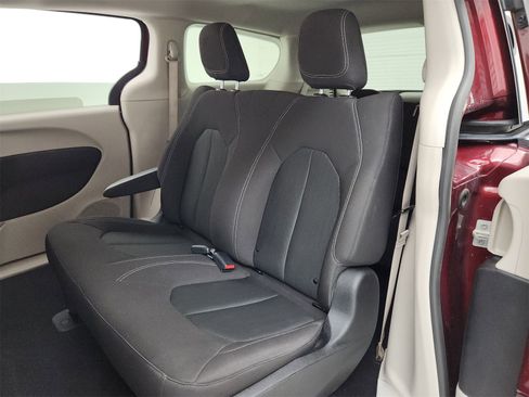 Used 2021 Chrysler Voyager L image 6