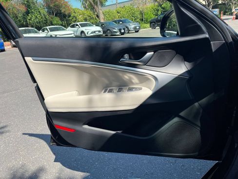 Used 2025 Genesis G70 2.5T AWD/4WD image 18
