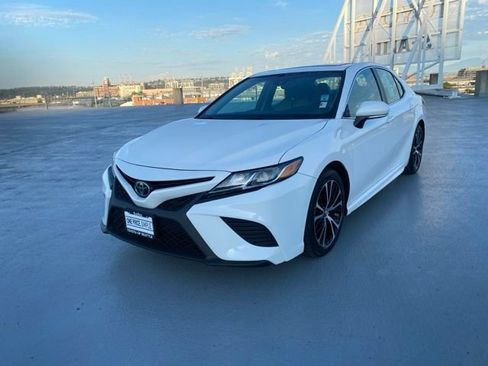 Used 2018 Toyota Camry SE w/ Moonroof Package FWD image 5