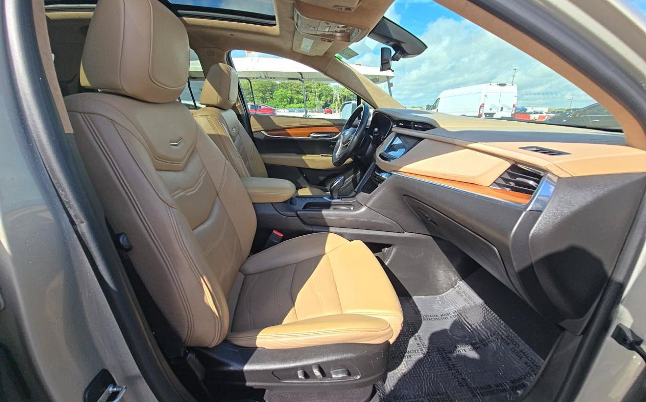 Used 2017 Cadillac XT5 Platinum AWD/4WD image 14