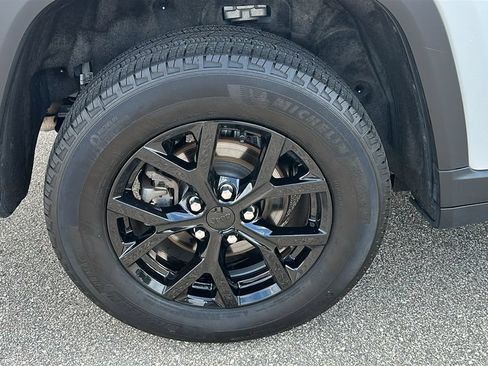Used 2025 Jeep Grand Cherokee Altitude AWD/4WD image 9