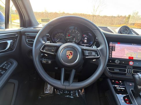 Certified 2025 Porsche Macan image 15