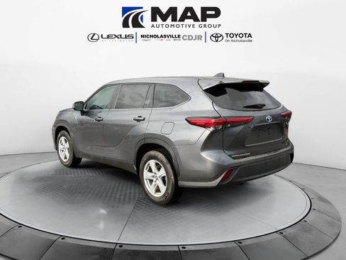 Used 2023 Toyota Highlander LE image 4