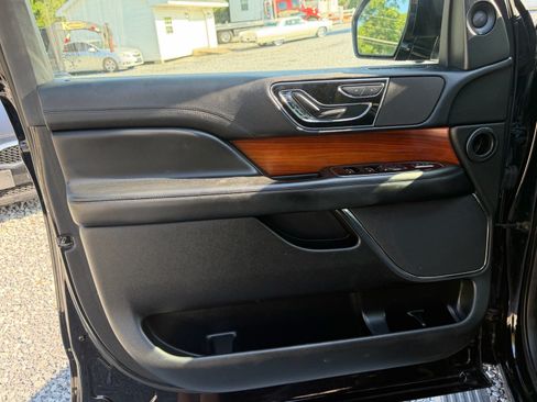 Used 2018 Lincoln Navigator Select AWD/4WD image 15