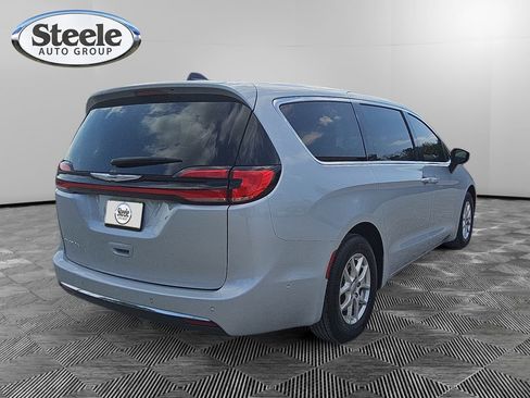 Used 2023 Chrysler Pacifica Touring-L image 5