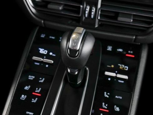 Certified 2023 Porsche Macan AWD/4WD image 18