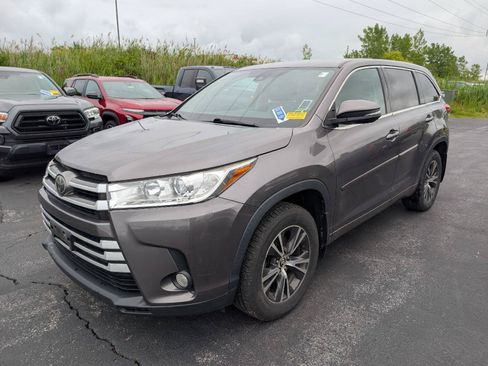 Used 2017 Toyota Highlander Plus AWD/4WD image 4