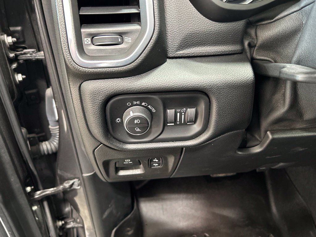 Used 2019 RAM 1500 Laramie AWD/4WD image 13