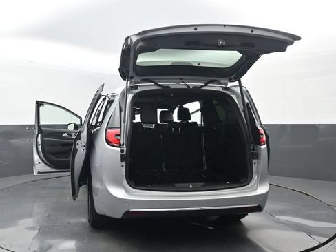 Used 2026 Chrysler Pacifica Limited FWD image 35
