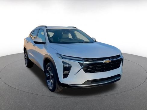 Used 2025 Chevrolet Trax LT image 3