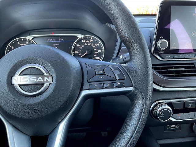 Used 2025 Nissan Altima 2.5 SV FWD image 14