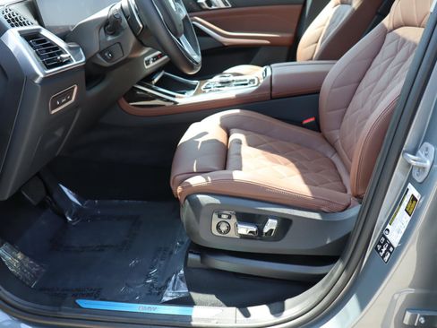 Used 2025 BMW X7 xDrive40i w/ Premium Package image 16