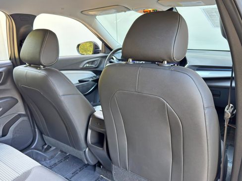 Used 2025 Chevrolet Trax LT w/ LT Convenience Package FWD image 30