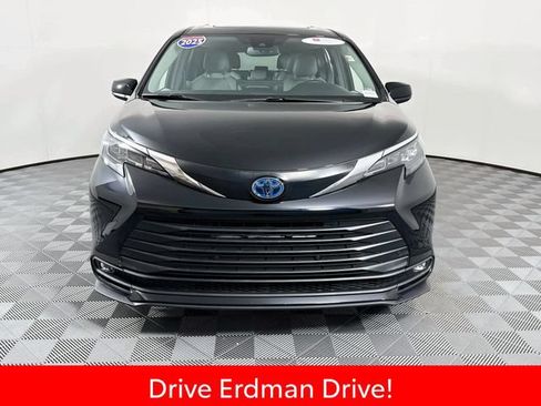 Certified 2025 Toyota Sienna XLE FWD image 2