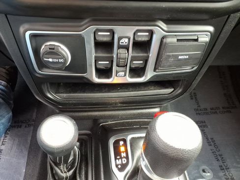 Used 2022 Jeep Gladiator Overland w/ Cold Weather Group AWD/4WD image 13