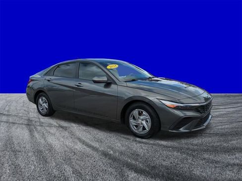 Used 2024 Hyundai Elantra SE image 2
