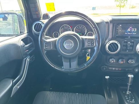 Used 2012 Jeep Wrangler Unlimited Rubicon w/ Max Tow Pkg AWD/4WD image 13