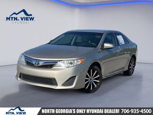 Used 2014 Toyota Camry LE FWD image 1