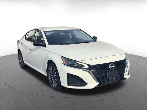 Used 2025 Nissan Altima 2.5 SV image 3