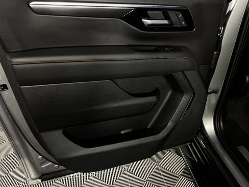 Used 2025 Chevrolet Suburban RST image 28