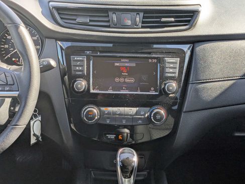 Used 2019 Nissan Rogue S w/ Special Edition Package FWD image 18