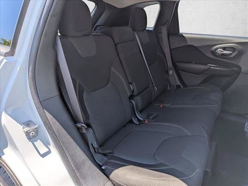 Used 2016 Jeep Cherokee Latitude w/ Cold Weather Group AWD/4WD image 18
