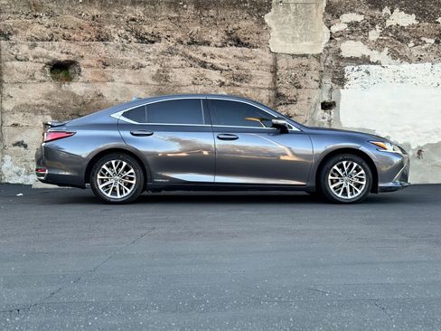 Used 2022 Lexus ES 300h w/ Accessory Package 2 image 3