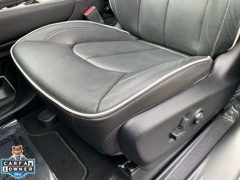 Used 2023 Chrysler Pacifica Limited w/ Uconnect Theater Family Group FWD image 17