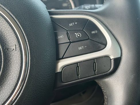 Used 2019 Jeep Renegade Latitude w/ Popular Equipment Group image 18