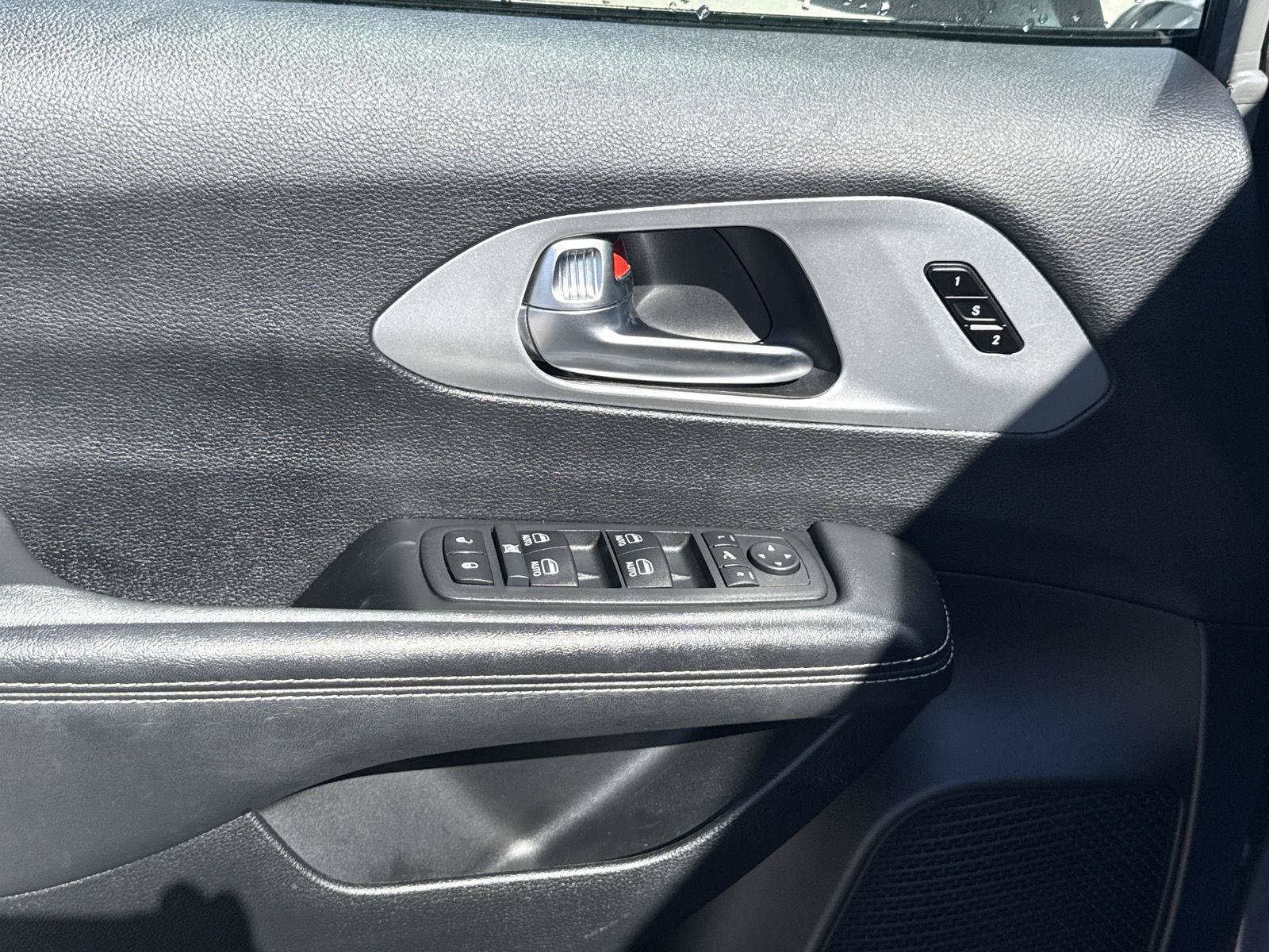 Used 2025 Chrysler Pacifica Limited FWD image 17