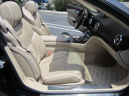 Used 2013 Mercedes-Benz SL 550 image 28