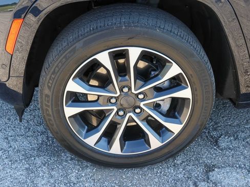 Used 2023 Jeep Grand Cherokee Overland AWD/4WD image 31