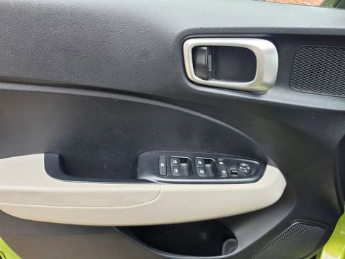 Used 2024 Hyundai Venue SEL FWD image 5