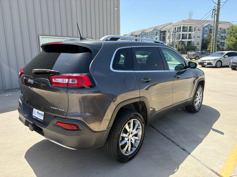 Used 2018 Jeep Cherokee Limited w/ Trailer Tow Group AWD/4WD image 8