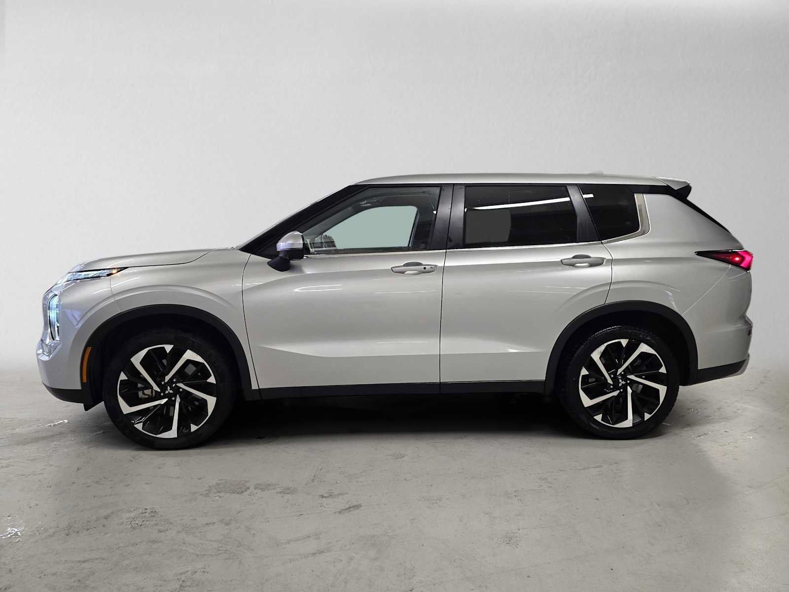 Used 2024 Mitsubishi Outlander SE AWD/4WD image 2